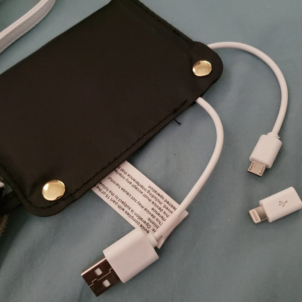 Liz Claiborne White Wristlet w/Built-In Charger NEW - Picture 4 of 10
